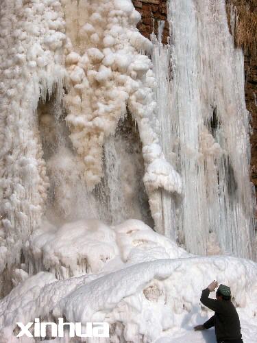 12��13�գ����½���³������ɽ������Ͽ���ڣ�һλ�����ڹ��ͱ��١����գ�����ɽ������Ͽ���ڵĺ�����һ��Լ20�����γ��˱�����ۡ�