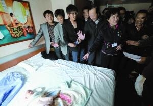 2��26�գ�����������������ۣ��й�פ��������ʹ�ſ�Զ�������ߣ����Ͽ���ο�ʴ������ǳ�����з���Աʱ����һ��δ���µ�Ӥ�����»������ ������ ��